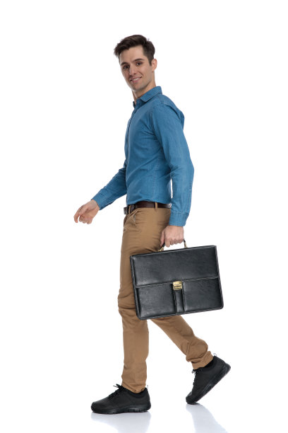 侧面的年轻人微笑着拿着手提箱图片下载