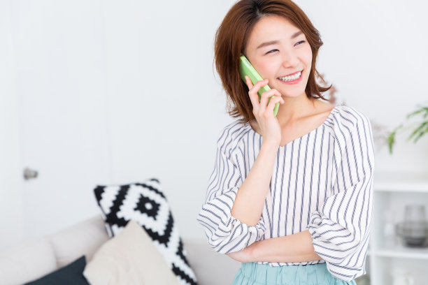 打电话的女人图片下载