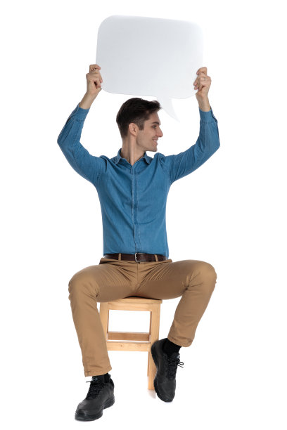 快乐的年轻人举着气泡微笑着图片下载