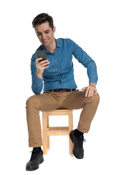 快乐的年轻人微笑着拿着电话图片下载