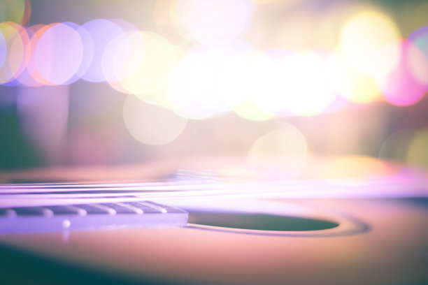 近距离吉他线上的灯光散景背景柔和的焦点为浪漫的歌曲背景图片下载