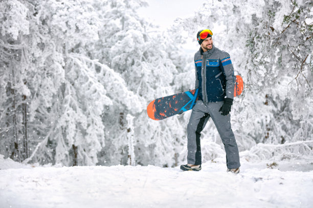 男性与滑雪板在山上图片下载