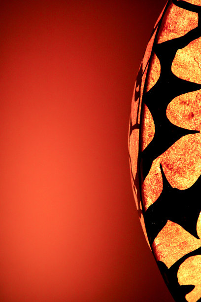 红墙背景上的古董灯。房间的装饰元素。图片下载