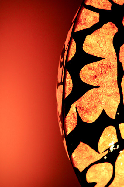 红墙背景上的古董灯。房间的装饰元素。图片下载