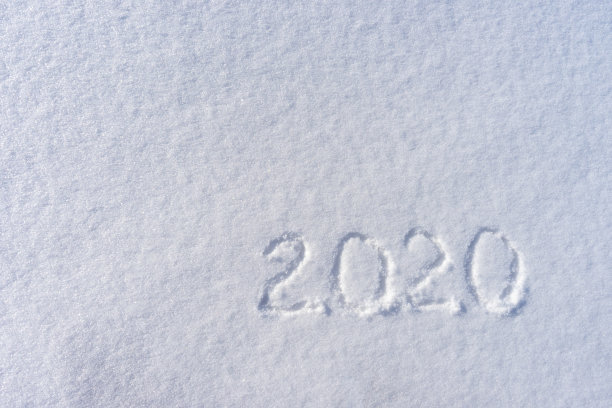 文字2020写在白雪皑皑的阳光冬日。圣诞快乐，恭贺新禧。寒假的概念图片下载