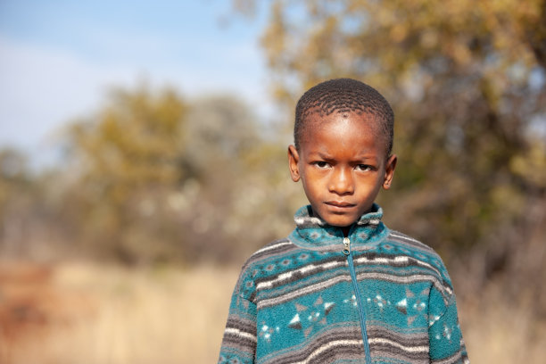 院子里非洲小孩的画像图片下载