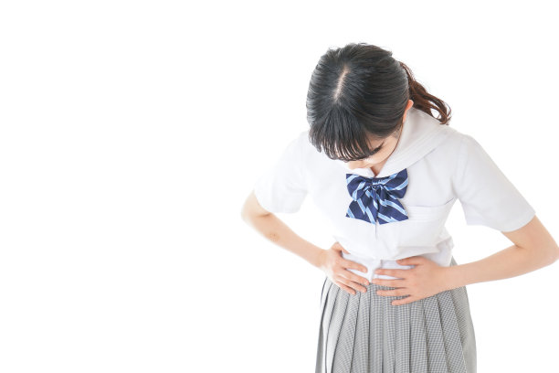 一个面带微笑的女学生遭受月经痉挛图片下载