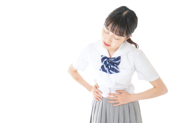 一个面带微笑的女学生遭受月经痉挛图片下载