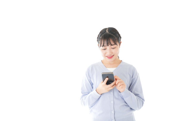 使用智能手机的年轻学生图片下载