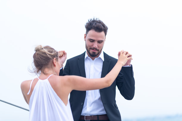 商务情侣在游艇上庆祝，蜜月夏季旅行图片下载