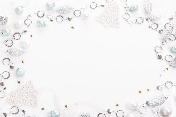 圣诞组成。圣诞球，白色背景上的蓝色和银色装饰。图片下载