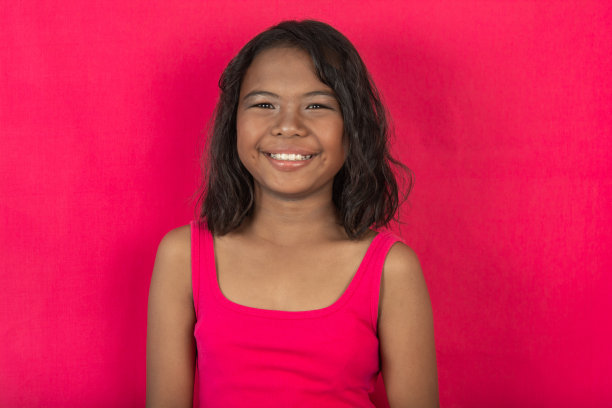 女孩们拍照，看着相机。图片下载