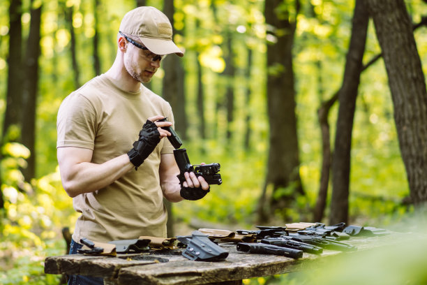 树林里有个人在测试他的武器是否适合射击运动图片下载