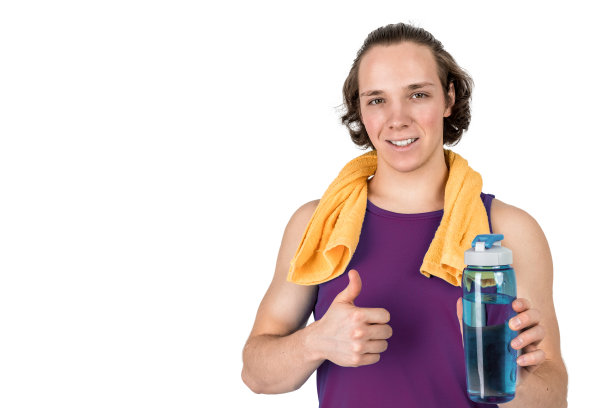 帅气的年轻人穿着运动衫拿着一瓶水。白色背景隔离图片下载