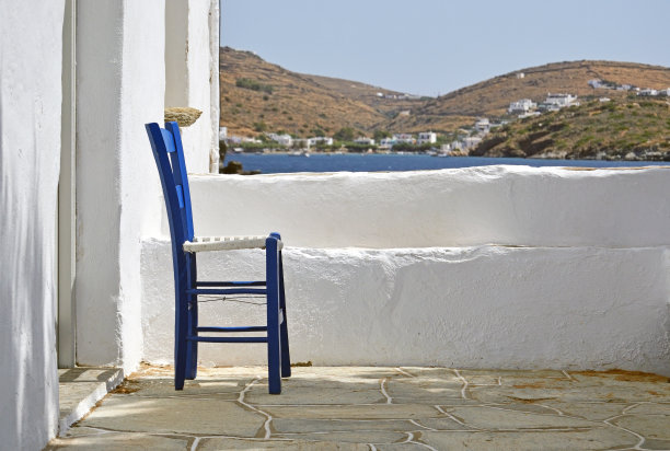 传统的希腊椅子在岛上的背景图片下载