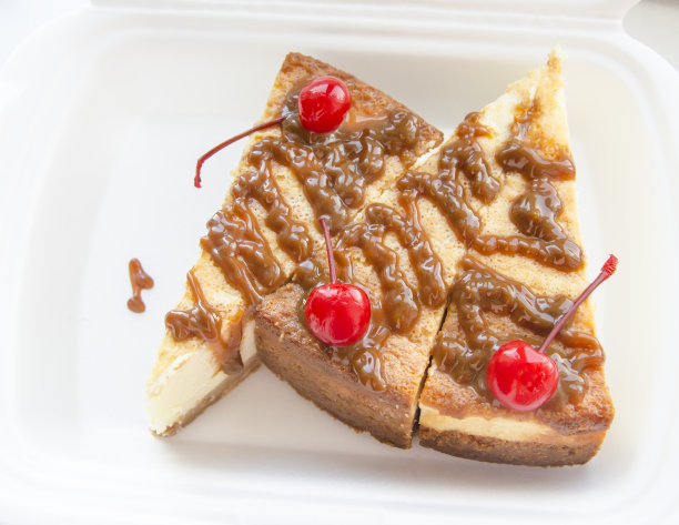 三片美味的焦糖芝士蛋糕配焦糖樱桃酱图片下载