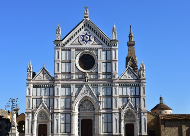 从圣十字广场到圣十字大教堂。佛罗伦萨,意大利。图片下载