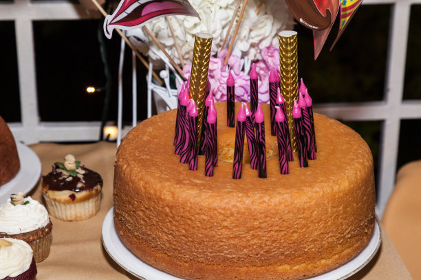 餐桌上装饰着美味的蛋糕;十五岁的派对。图片下载