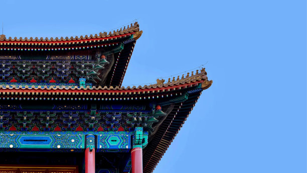 中国传统风格的曲线屋顶，蓝天背景上的人物。图片下载