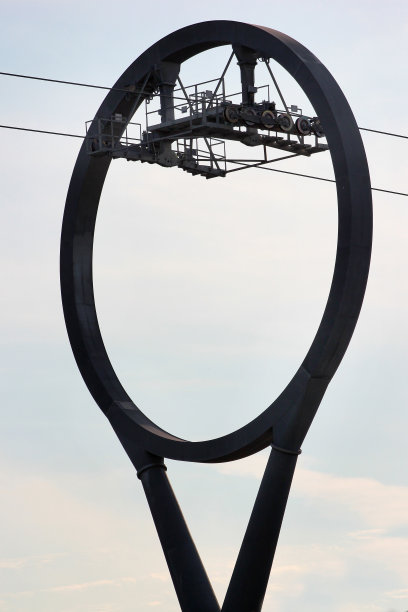 形似网球拍的缆车塔的剪影图片下载