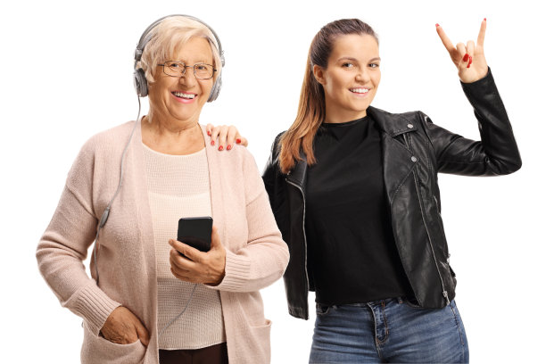 年轻的女性和她的祖母听音乐和手势和平图片下载