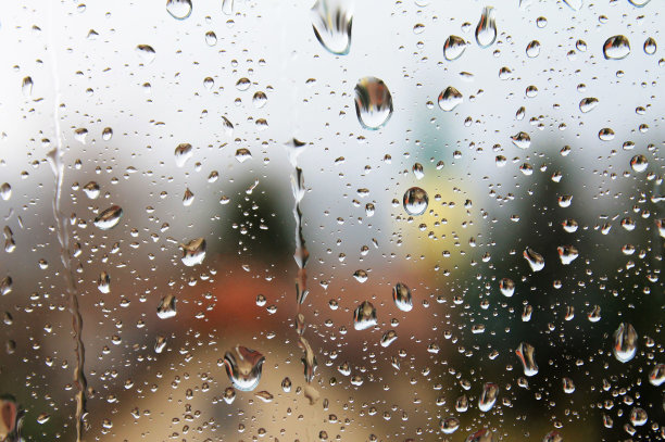雨落在窗玻璃上图片下载