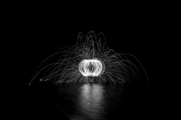 黑漆漆的湖面上黑漆漆的丝线纺纱图片下载