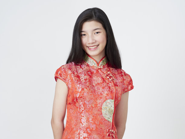 亚洲年轻女子穿着中国传统旗袍在白色背景图片下载