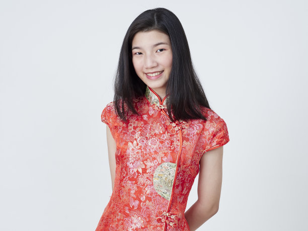 亚洲年轻女子穿着中国传统旗袍在白色背景图片下载