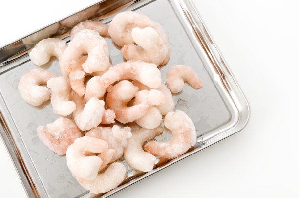 冷冻虾仁放在不锈钢托盘上图片下载