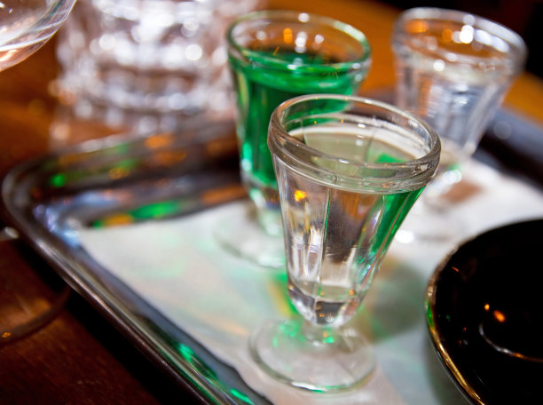 小酒杯搭配绿色和白色的消化酒图片下载