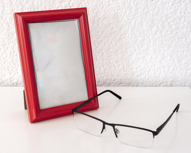 金属眼镜，红色相框图片下载