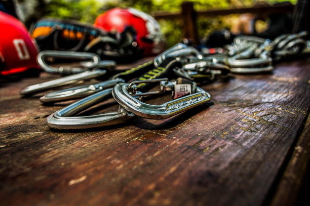 户外桌子上的攀登设备图片下载