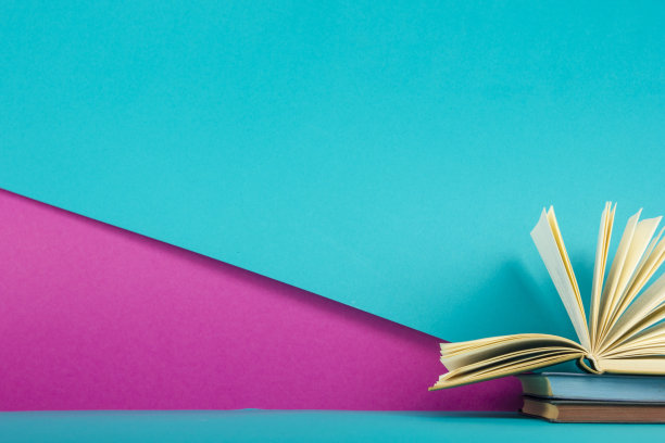 打开书，木桌上的精装书。回到学校。本空间图片下载