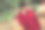 一个年轻男子的肖像在一个早晨慢跑在秋天的公园，男子听着音乐与耳机图片下载