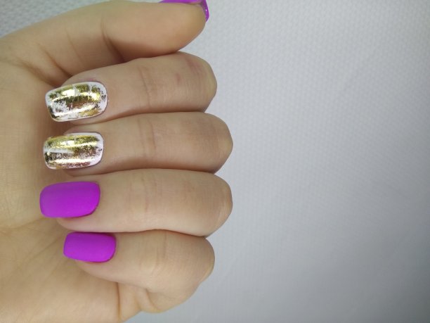 美丽的粉红色指甲图片下载