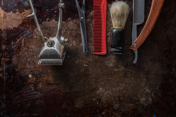 旧的理发工具在一个旧的美丽生锈的表面。图片下载