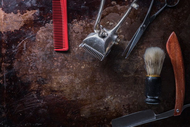 旧的理发工具在一个旧的美丽生锈的表面。图片下载