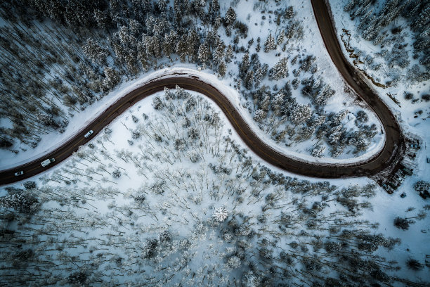 弯弯曲曲的冬雪覆盖山路图片下载