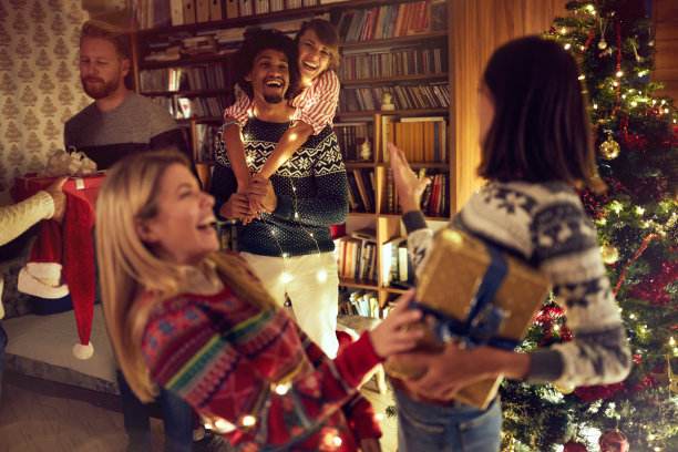 快乐的多民族朋友们一起庆祝圣诞节图片下载