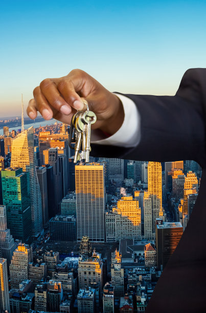 非洲人房地产经纪人递给房子钥匙图片下载