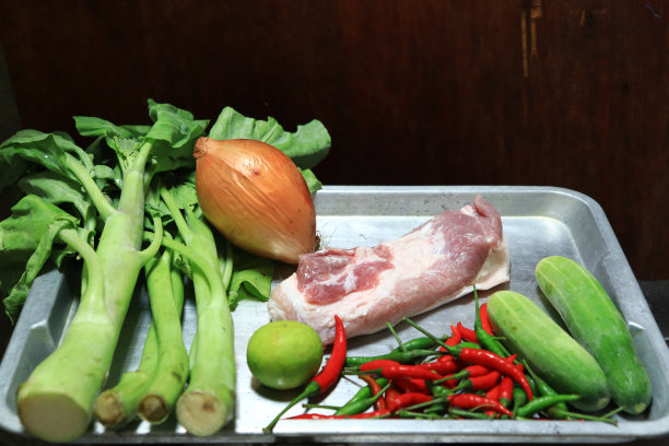 泰国柠檬猪肉和甘蓝洋葱香料柠檬猪肉沙拉，泰国柠檬猪肉沙拉，Yum moo图片下载