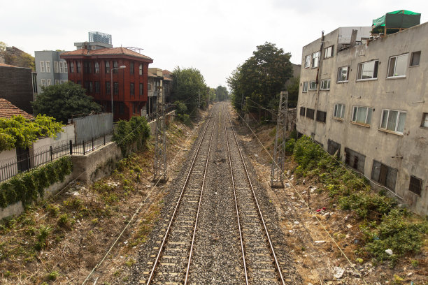 伊斯坦布尔卡迪加区白天有建筑物和铁路图片下载
