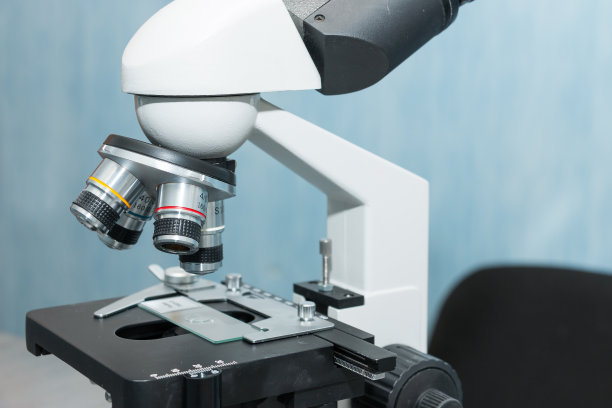 光学仪器显微镜。医疗设备特写。图片下载