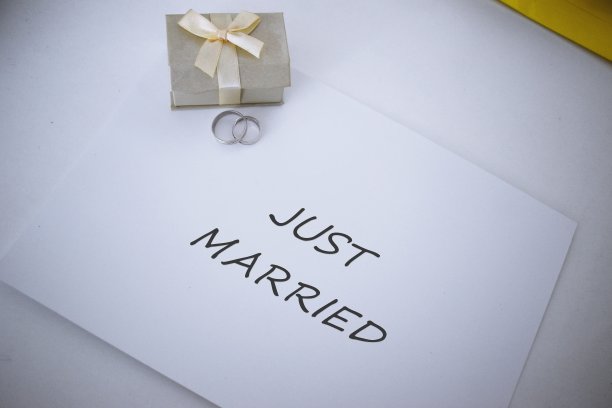 我刚在一份有结婚戒指的纸上结了婚图片下载