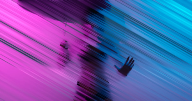 3 d渲染。一个女人的剪影从玻璃墙或霜窗后面遮雨。模糊的孵化图片下载