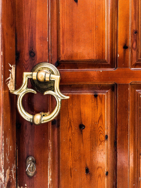 古老的乡村风化门窗和门把手图片下载