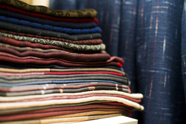 店里有不同的羊毛围巾图片下载