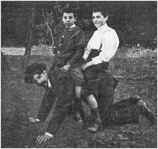 古董照片:骑马的小孩图片下载