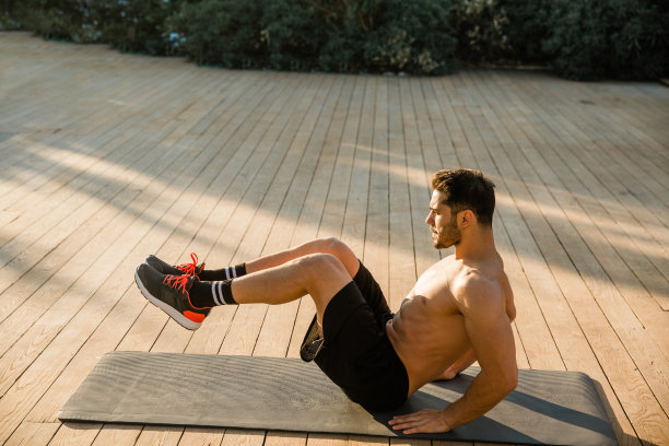 这个年轻人正在公园附近的露天体育馆做运动图片下载